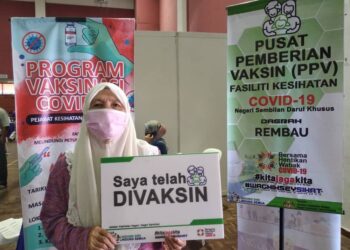 SEORANG penduduk yang menerima suntikan vaksin Covid-19. - GAMBAR HIASAN