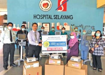 Lembaga Zakat Selangor menyerahkan bantuan ventilator kepada Hospital Selayang dalam memudahkan operasi harian sepanjang pandemik Covid-19. – IHSAN LEMBAGA ZAKAT SELANGOR