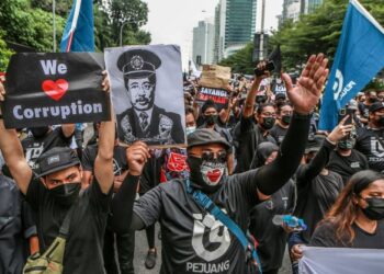Peserta himpunan #TangkapAzamBaki berkumpul di Jalan Bangsar bagi mendesak Tan Sri Azam Baki meletakkan jawatan sebagai Ketua Pesuruhjaya SPRM. -UTUSAN/AFIQ RAZALI