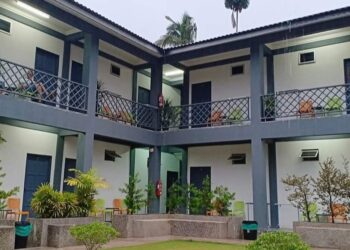 Penginapan inap desa Tahan Guest House di pesisir Sungai Tembeling, Kampung Kuala Tahan, Jerantut, sunyi tanpa pengunjung.