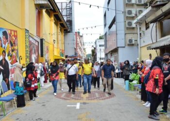 MAS Midyawan Yahya (tengah) dan Yamin Yassin (kanan) melalui Lorong Seni Seremban sebelum majlis penutup program UiTM dan MBS @ Citra Lorong Seni Seremban di Seremban kelmarin.-UTUSAN/NAZARUDIN SHAHARI.