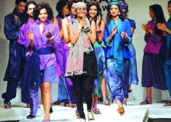 MODEL India memperkenalkan pereka fesyen Bangladesh, Bibi Russell semasa Minggu Fesyen Kolkata, 2009.- AFP