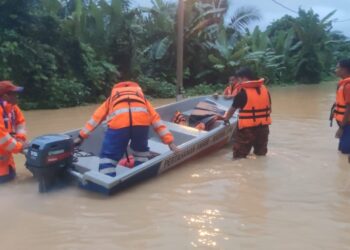 APM Negeri Sembilan menggerakkan anggota bagi menyelamatkan mangsa dan memantau keadaan banjir yang berlaku di Gemas, Tampin, Negeri Sembilan. - IHSAN APM