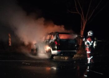 ANGGOTA bomba memadam kebakaran sebuah daripada kereta yang terlibat dalam kemalangan menyebabkan tiga orang maut di Jambatan Tengku Permaisuri Bainun, Sitiawan semalam. - UTUSAN/IHSAN JBPM