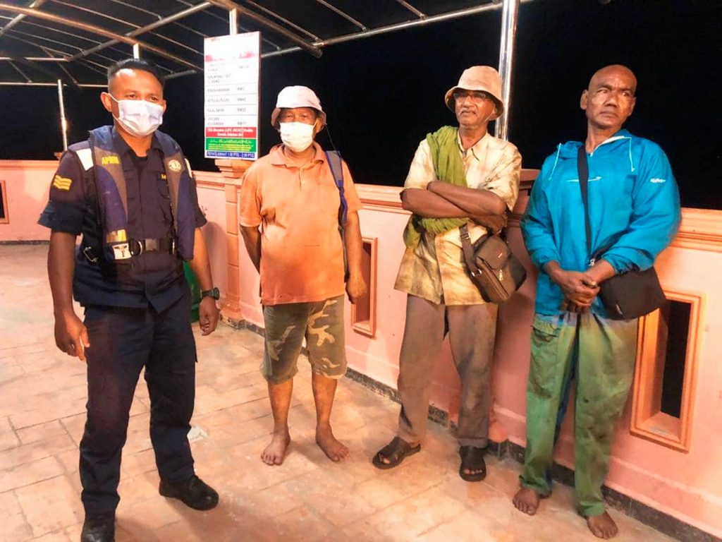 Tiga nelayan cemas enjin bot rosak Tiga nelayan cemas enjin bot rosak