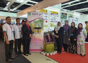 DR. Nurhanan (tiga dari kiri) bersama ahli-ahli kumpulan SEEL30 yang memenangi pingat perak dalam Malaysia Technology Expo MTE-2020.