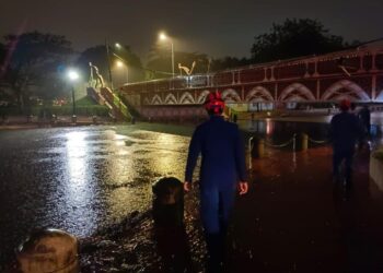 ANGGOTA APM memantau paras air Sungai Melaka berikutan hujan lebat yang melanda sejak pukul 3 pagi ini.