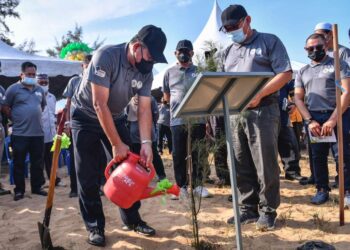 SETIAUSAHA Kerajaan Negeri Terengganu, Datuk Tengku Farouk Husin Tengku Abdul Jalil menanam pokok dalam Kempen Penanaman 100 Juta Pokok di Pantai Teluk Bidara di Dungun, hari ini.