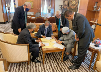 MUHYIDDIN Yassin, Ahmad Zahid Hamidi dan Abdul Hadi Awang menandatangani akuan bersama bersepakat mencadangkan Saarani Mohamad sebagai Menteri Besar Perak baharu di Kuala Lumpur, semalam. Turut kelihatan Annuar Musa, Hamzah Zainuddin dan Takiyuddin Hassan. – Gambar Twitter Takiyuddin Hassan
