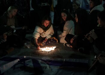 Belia Israel menyalakan lilin untuk mengenang mangsa-mangsa terkorban di lokasi serangan tembakan di Baitulmuqaddis Timur, Jumaat lalu. -AFP