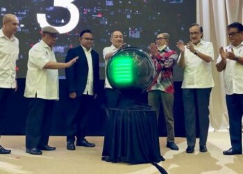 HAJIJI Noor (tengah) kanan) bersama Maximus Ongkili (tiga kanan) dan Pandikar Amin Mulia (dua kiri) semasa melancarkan Sayap Pelajar GRS di Kota Kinabalu hari ini.
