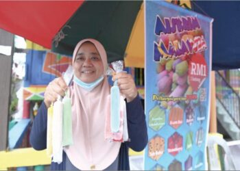 ZURAIDA Zakaria menunjukkan aiskrim Malaysia yang dihasilkannya.
– UTUSAN/IZLIZAN OTHMAN