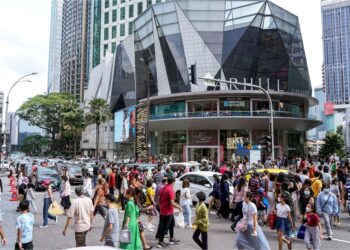 RAKYAT Malaysia dipelbagai peringkat berdepan tekanan akibatkan kenaikan kenaikan kos sara hidup. 
– GAMBAR HIASAN