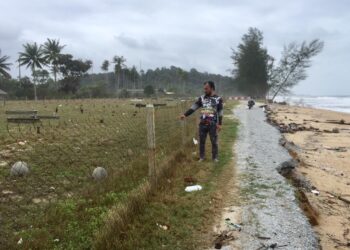 ABU Bakar Omar meninjau tanah perkuburan yang diancam hakisan pantai di Kampung Bari Kecil, Setiu. 
–  UTUSAN/TENGKU DANISH BAHRI TENGKU YUSOFF