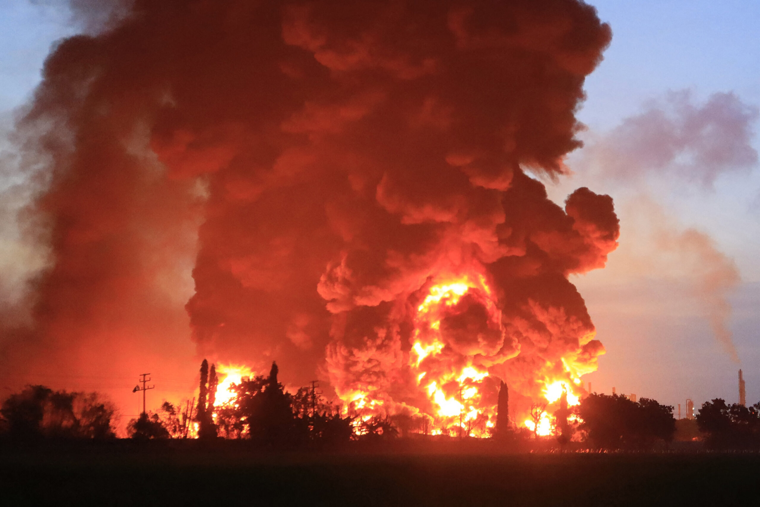 Пожар взрыв безопасность. Нефтеперерабатывающий завод в Индонезии. Пожары в Кувейте 1991. Пожары на месторождениях нефти в Кувейте. Пожары на месторождениях нефти в Кувейте — в январе 1991 года.