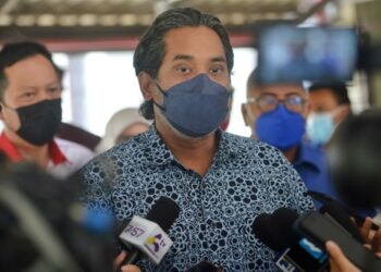 KHAIRY Jamaluddin ketika ditemui pemberita selepas mengadakan lawatan kerja dan melawat tapak pembinaan bangunan tambahan di Hospital Port Dickson hari ini.-UTUSAN/MOHD. SHAHJEHAN MAAMIN