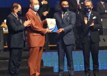 HAJIJI Noor (dua kiri) menerima buku laporan tahunan Hala Tuju SMJ daripada Setiausaha Kerajaan Negeri, Datuk Seri Safar Untong (dua kanan) di SICC, Kota Kinabalu hari ini.