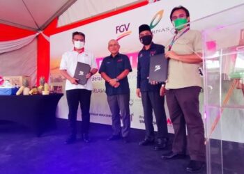 RONALD Kiandee (dua kiri) menyaksikan pertukaran dokumen MOC antara FGV dengan Bernas di Kilang Beras Bernas Seri Tiram Jaya, Tanjong Karang di Kuala Selangor, Selangor, hari ini. - UTUSAN / NORHAYATI YAHAYA