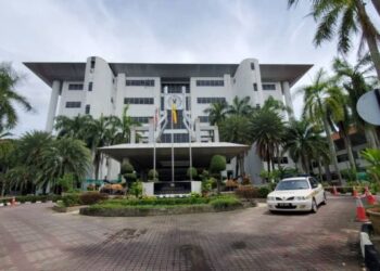 MAHKAMAH Sesyen Shah Alam hari ini, menetapkan Low Khim Seong diikat jamin sebanyak RM60,000 dengan seorang penjamin warga tempatan selepas tidak mengaku bersalah terhadap tuduhan meminta dan menerima rasuah, di Shah Alam, Selangor.