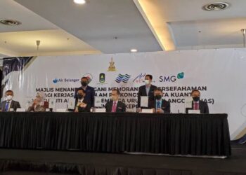AMIRUDIN SHARI (berdiri, kiri) bersama Penasihat Undang-Undang Selangor, Datuk Salim Soib @ Hamid menyaksikan wakil dari agensi berkaitan yang menandatangani MOU bersama LUAS di Bangunan Sultan Salahuddin Abdul Aziz Shah, di Shah Alam, Selangor, hari ini.
