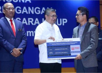 SALAHUDDIN Ayub menyampaikan Geran Kajian, Pembangunan dan Pengkomersilan (R&D&C) kepada wakil dari syarikat jualan langsung di KPDN, Putrajaya. - UTUSAN/FAISOL MUSTAFA