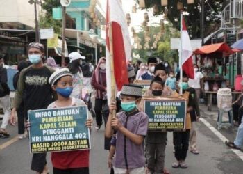 Kempen derma yang dianjurkan oleh kumpulan pengurus Masjid Jogokaryan di Yongyakarta sehingga kini sudah memperoleh sumbangan sebanyak 800 juta rupaih (RM227,182). - AGENSI