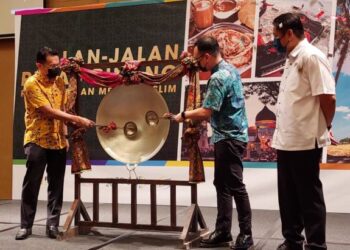 YEOH SOON HIN  ketika Majlis Pelancaran Buku Kecil 'Panduan Pelancongan Muslim' dan risalah 'Jalan-Jalan Pulau Pinang' di Seberang Jaya, Pulau Pinang baru-baru ini.