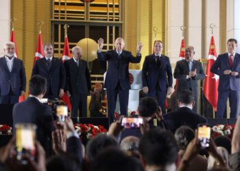 PRESIDEN Recep Tayyip Erdogan (berdiri tengah) bersama pemimpin partinya menyambut penyokongnya selepas kemenangannya dalam pusingan kedua Pilihan Raya Presiden Turkiye, di Istana Presiden di Ankara. - AFP