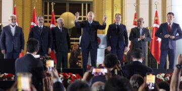 PRESIDEN Recep Tayyip Erdogan (berdiri tengah) bersama pemimpin partinya menyambut penyokongnya selepas kemenangannya dalam pusingan kedua Pilihan Raya Presiden Turkiye, di Istana Presiden di Ankara. - AFP