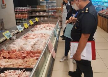 PEGAWAI KPDNHEP menjalankan pemantauan harga dan bekalan ayam di pasar raya di sebuah pasar raya Kota Kinabalu baru-baru ini.