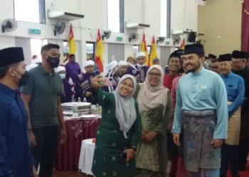 TENGKU Amir Shah mencemar duli bermesra dengan tetamu yang hadir Majlis Rumah Terbuka Aidilfitri SFC dekat Tanjong Karang di Kuala Selangor, Selangor, hari ini.