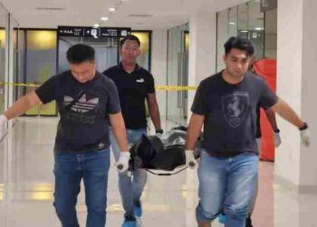 ANGOTA polis mengangkat mayat wanita dipercayai ditikam bekas tunangnya di sebuah pusat beli belah di Kota Kinabalu hari ini