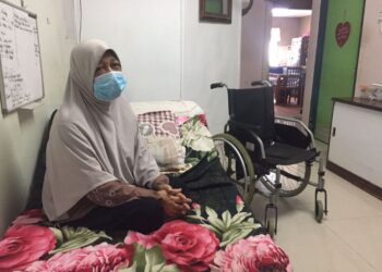 WALAUPUN raut wajah Zarina Mohd. Ali nampak tenang, namun ibu tunggal OKU ini menyembunyikan kegusaran hati mengenang nasib keluarga, ketika ditemui di rumahnya di Perkampungan Sungai Isap Perdana, di Kuantan, Pahang. - UTUSAN/DIANA SURYA ABD WAHAB