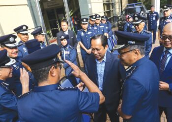 AHMAD Maslan bersalaman dengan pegawai tertinggi Jabatan Kastam Diraja Malaysia ketika mengadakan lawatan kerja rasmi ke ibu pejabat jabatan itu di Putrajaya. – UTUSAN/FAISOL MUSTAFA