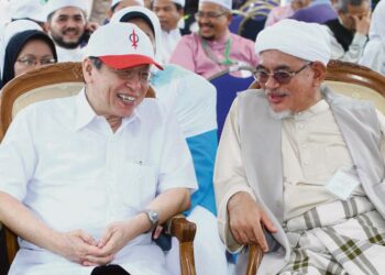 PAS pernah berganding bahu dengan DAP bersama PKR dan Parti Rakyat Malaysia membentuk Barisan Alternatif pada 1998, kemudian bersepakat dengan DAP dan PKR membentuk Pakatan Rakyat bagi melawan BN.