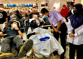 DR. Zaini Hussin (dua kanan) berbual dengan penderma darah Sempena Hari Menderma Darah Sedunia Peringkat Negeri di, Kota Bharu, Kelantan hari ini / FOTO : ROSLIZA MOHAMED