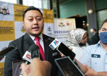 MOHD. RIDHWAN Mohd. Ali bercakap kepada pemberita dalam sidang akhbar ketika Persidangan Majlis Perundingan Belia Negara di Ayer Keroh, Melaka. - UTUSAN/MUHAMMAD SHAHIZAM TAZALI