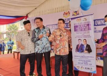 SULAIMAN Md. Ali (tiga dari kiri) bersama Reezal Merican Naina Merican (dua dari kiri) ketika Majlis Pelancaran Skim RTO PPR Tehel dan PPR Krubong di Jasin, Melaka. - UTUSAN/MUHAMMAD SHAHIZAM TAZALI