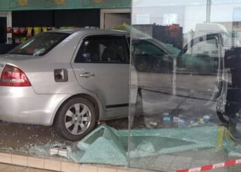 Keadaan sebuah kereta jenis Proton Saga yang merempuh kedai serbaneka di sebuah stesen minyak di Gemas, Tampin petang semalam.
