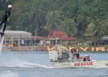 ANTARA aksi menarik yang dipamerkan oleh peserta Tasik Kenyir Jet Ski Championship 2022 di Pulau Poh, Tasik Kenyir, Hulu Terengganu. - UTUSAN/PUQTRA HAIRRY ROSLI