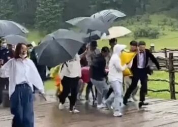 BAKAL pengantin lelaki maut akibat dipanah petir di Gunung Jade Dragon Snow, wilayah Yunnan, China. - WEIBO