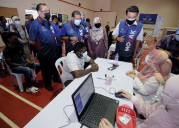 MOHD. Khairul Adib Abd Rahman menghadiri Program Mobilisasi Vaksin Komuniti di Dewan Orang Ramai Taman Siliau Jaya, Siliau, Port Dickson, hari ini.-UTUSAN/MOHD. SHAHJEHAN MAAMIN.