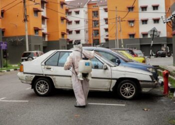 PEKERJA MBI melakukan sanitasi awam di Rumah Pangsa Taman Harmoni Buntong, Ipoh hari ini. - UTUSAN/ZULFACHRI ZULKIFLI