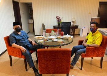 SHAHIDAN Kassim (kiri) dengan Jalaluddin Alias bergambar selepas mengadakan perbincangan di ibu negara semalam. – SUMHER FB Jalaluddin Alias