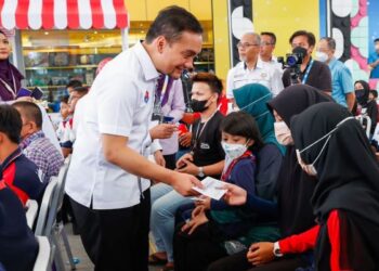 ONN HAFIZ menyampaikan bantuan wang tunai kepada anak yatim di bawah program Anak Johor Prihatin.