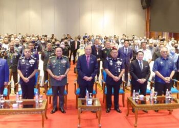 HAMZAH ISHAK (depan kiri) bergambar bersama-sama panelis dalam Forum Keselamatan Negeri Johor Tahun 2022 di Hotel Renaissance, Johor Bahru.