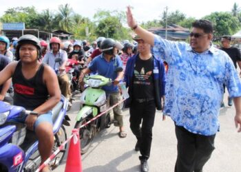 AB. RAUF Yusoh (kanan) diiring Pengarah Urusan Fazil Group, Datuk Seri Mohamad Fazil Shafie (dua dari kanan) hadir pada program sumbangan petrol, minuman dan makanan di Stesen Minyak Petronas, Masjid Tanah, Melaka. - UTUSAN/RASUL AZLI SAMAD