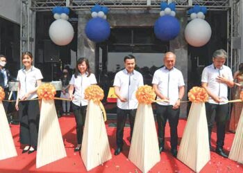 DARI kiri:  Nicole Lee,  Melissa Tan,  Voon Tin Yow, Lim Beng Yeang dan Kelvin Tang memotong riben pada majlis pelancaran IOI Galeri di  Kulai.