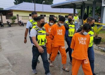 TIGA lelaki Orang Asli dibawa ke Mahkamah Majistret Pekan, atas kesalahan membunuh remaja perempuan di Bukit Ibam, Muadzam Shah di Rompin, Pahang. - UTUSAN/ DIANA SURYA ABD WAHAB