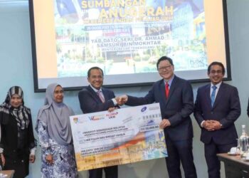 AHMAD Samsuri Mokhtar ketika ditemui pada Majlis Penyerahan Mock Cheque Sumbangan Anugerah Kecemerlangan Pelajar UKM (Alumni UKM) di Putrajaya.- UTUSAN/FAISOL MUSTAFA